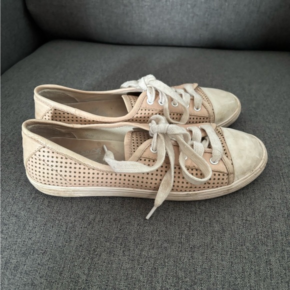 Cute baby pink shoes - Picture 2 of 4